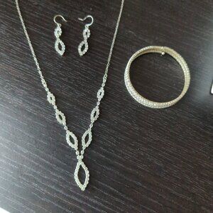Matching crystal jewelry set!
